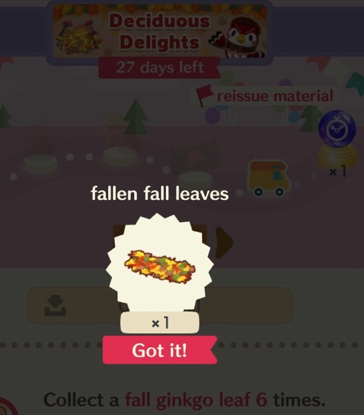 The fallen fall leaves are obtained by collecting a certain amount of fall ginkgo leaves.