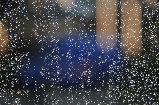 A window that is covered in raindrops